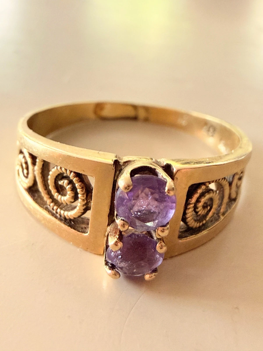 Edler Ring aus 585 Gelbgold mit zwei Amethysten – Größe 58
