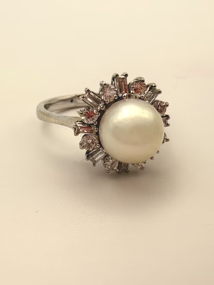 18K Cocktailring: Perle im Diamantkranz