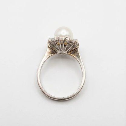 Sophisticated 750 vintage ballerina ring – pearl &amp; diamonds in a baguet setting