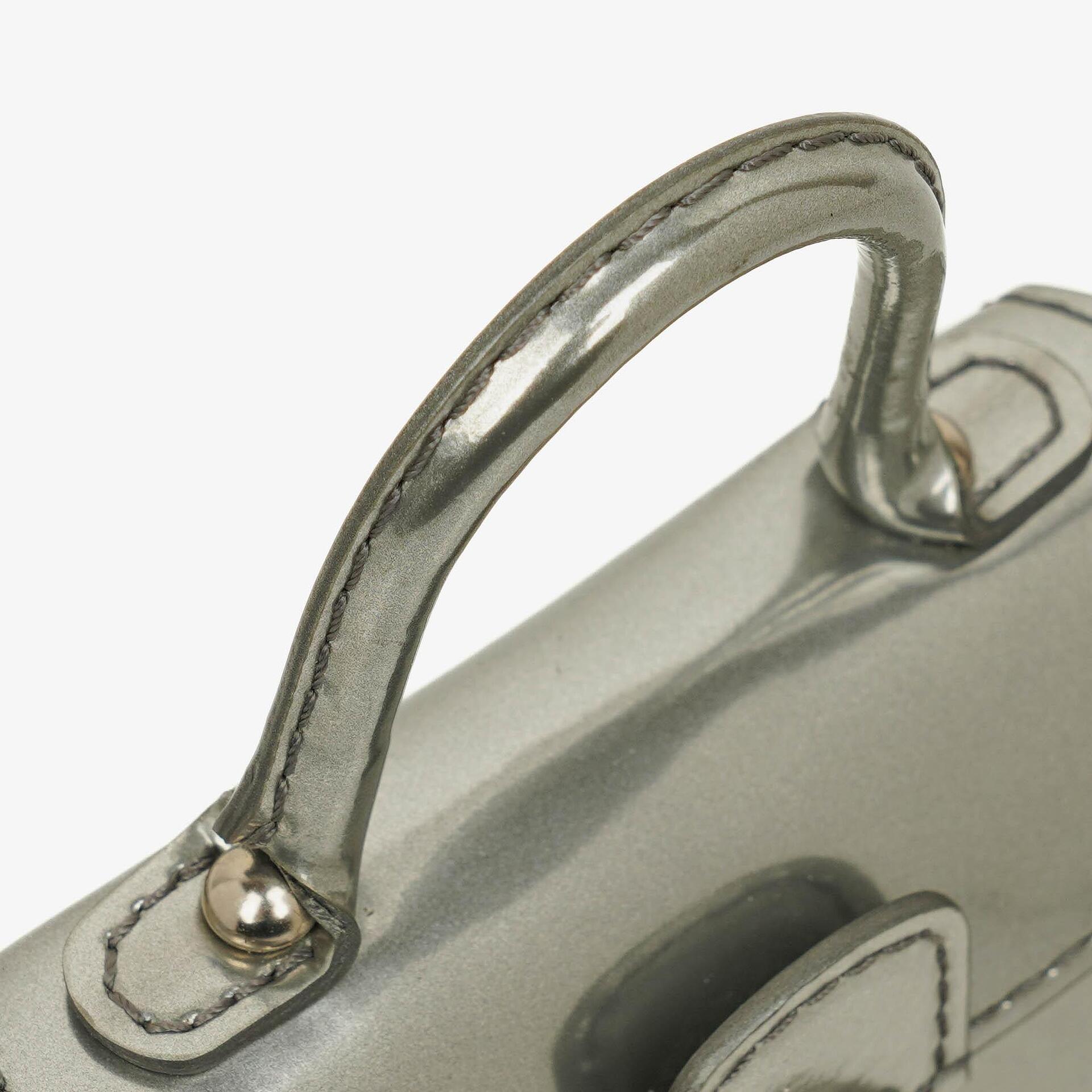 Delvaux Brillant Super Mini Charm Tasche aus Vernis