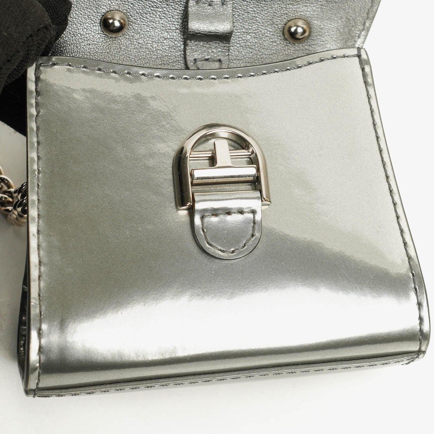 Delvaux Brillant Super Mini Charm Tasche aus Vernis