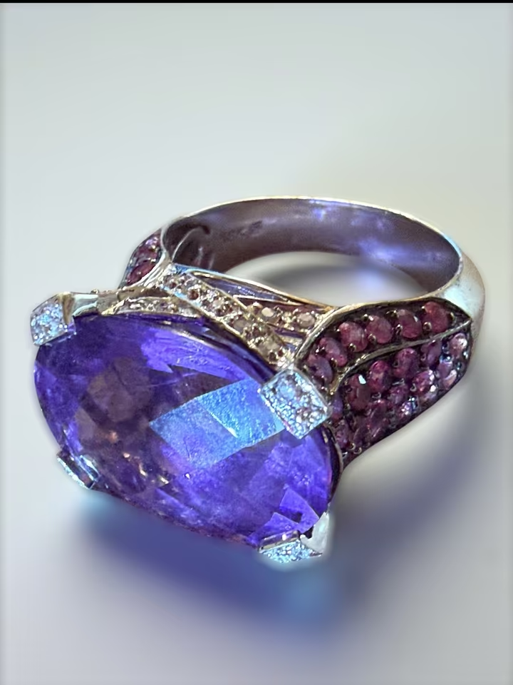 Exklusiver 18 Karat Weißgold-Ring Amethysten, Rubinen Diamanten