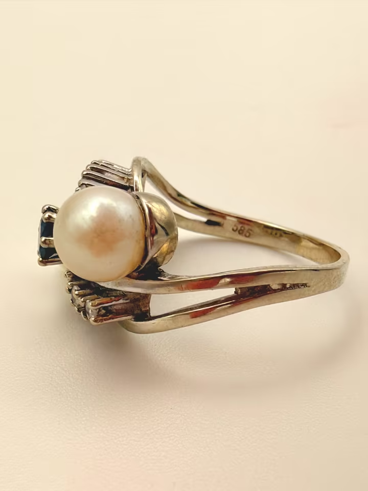 585er Goldring mit Saphir & zwei Perlen