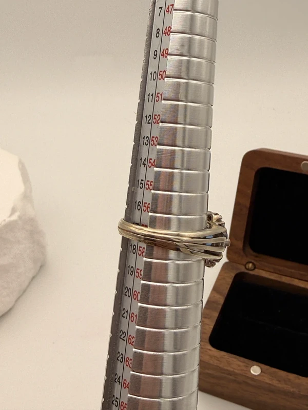 Exquisite vintage sapphire ring with brilliant-cut diamonds in 18k white gold