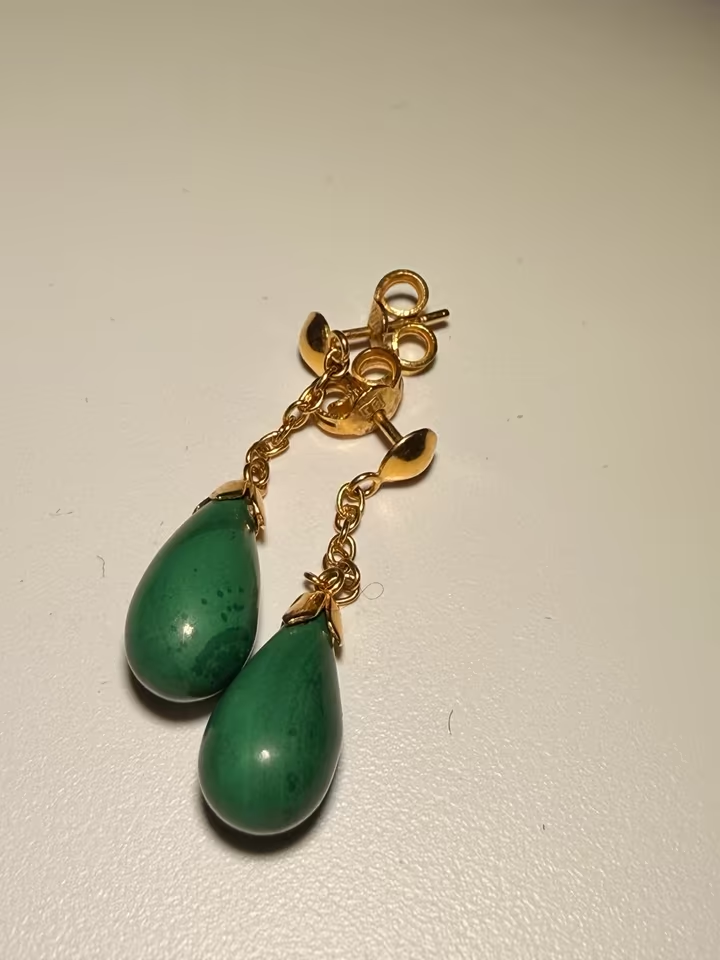 18K Gold-Ohrringe mit grünen Tropfensteinen – 4,2 g Eleganz