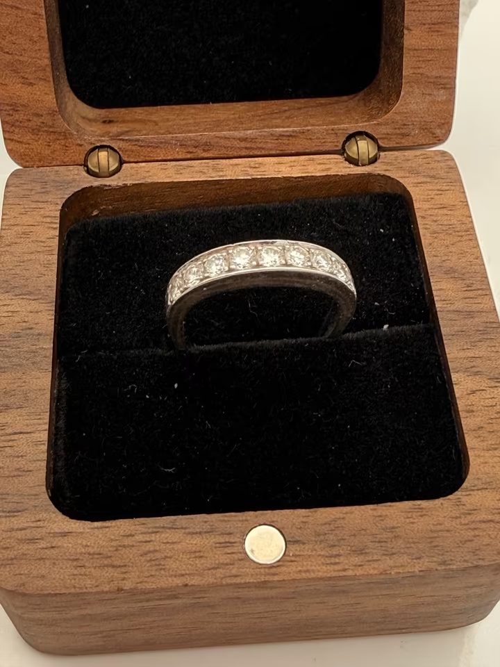 Zeitlose Eleganz – 750er Weißgoldring mit 9 Brillanten