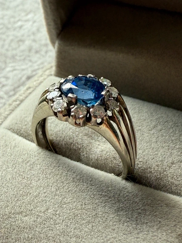 Exquisite vintage sapphire ring with brilliant-cut diamonds in 18k white gold