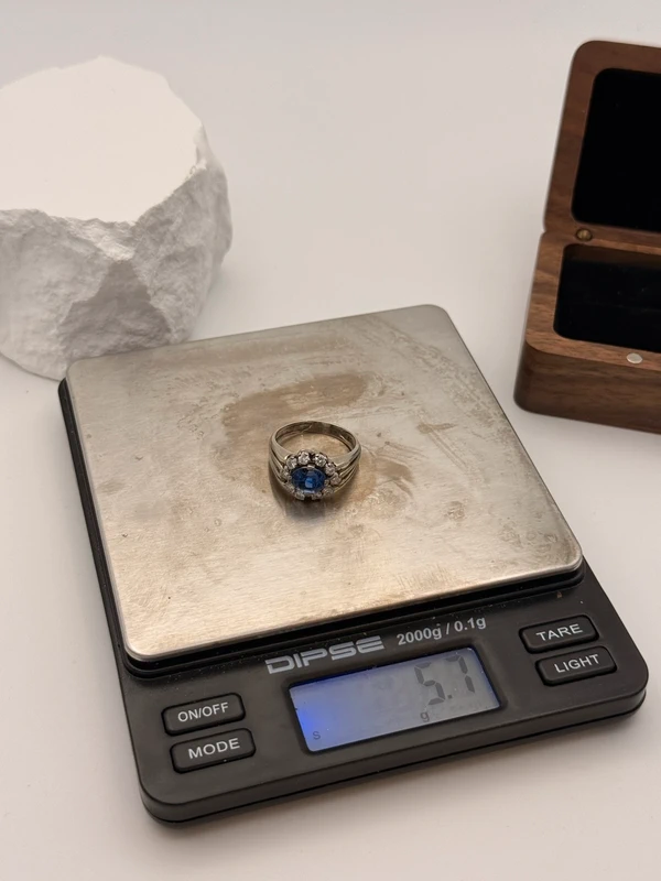 Exquisite vintage sapphire ring with brilliant-cut diamonds in 18k white gold