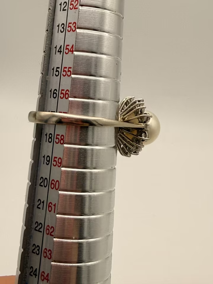 18K Cocktailring: Perle im Diamantkranz