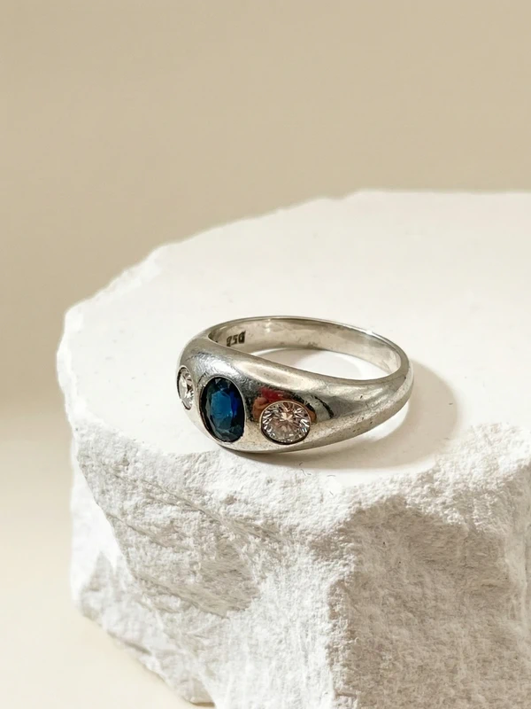 Elegant 750 white gold ring with sapphire &amp; 2 brilliant-cut diamonds