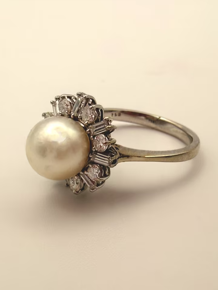 18K Cocktailring: Perle im Diamantkranz