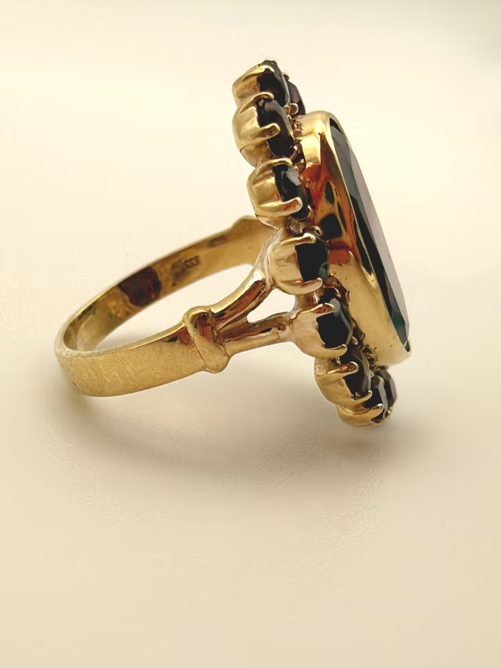 8K Gelbgold Cocktailring – Granat im Kranz (Halo)