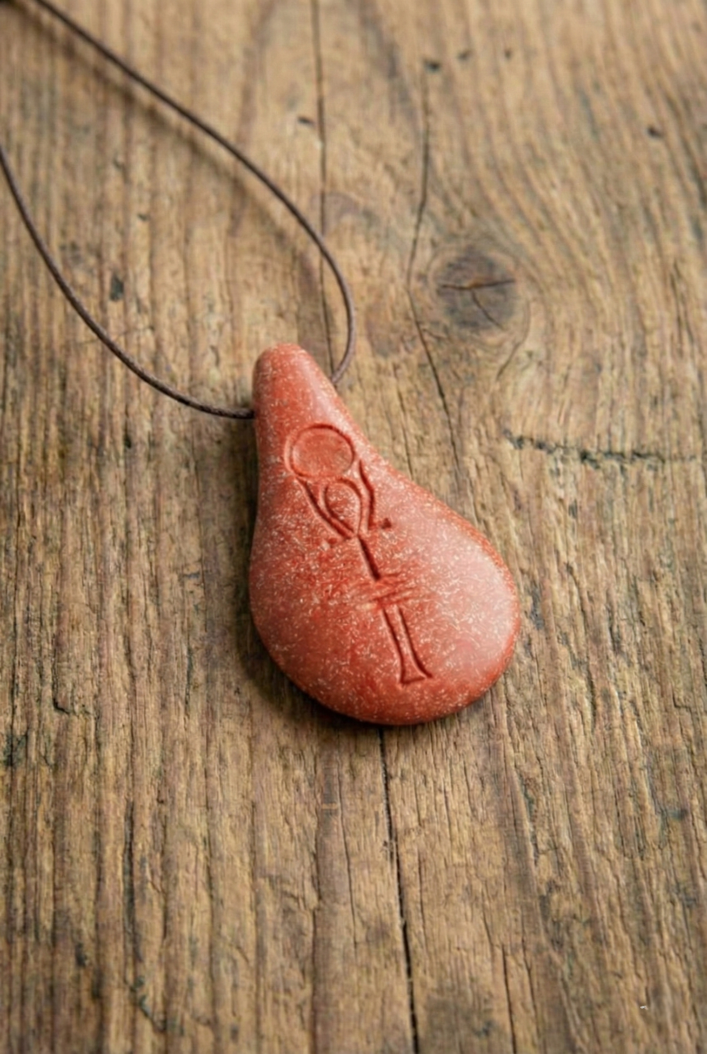 Quantenstein "Koralle" – Energetischer Anhänger aus versteinertem Holz