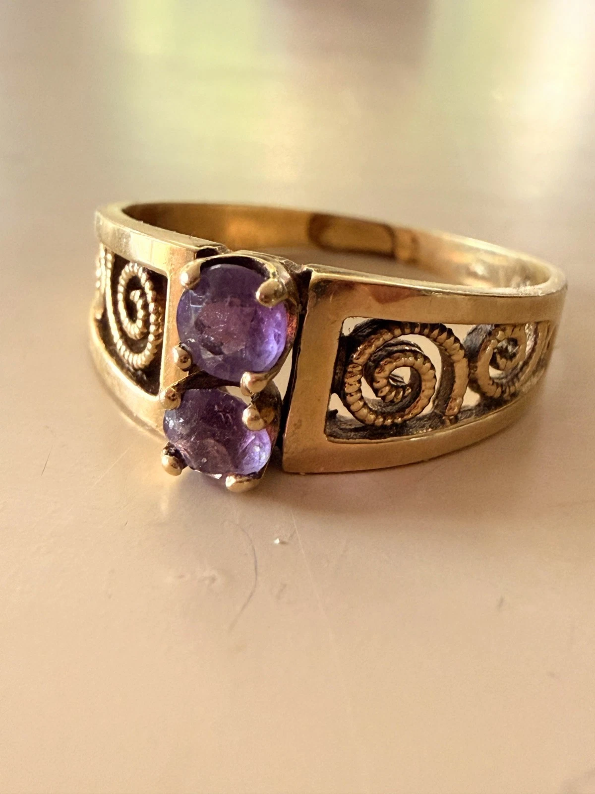 Edler Ring aus 585 Gelbgold mit zwei Amethysten – Größe 58