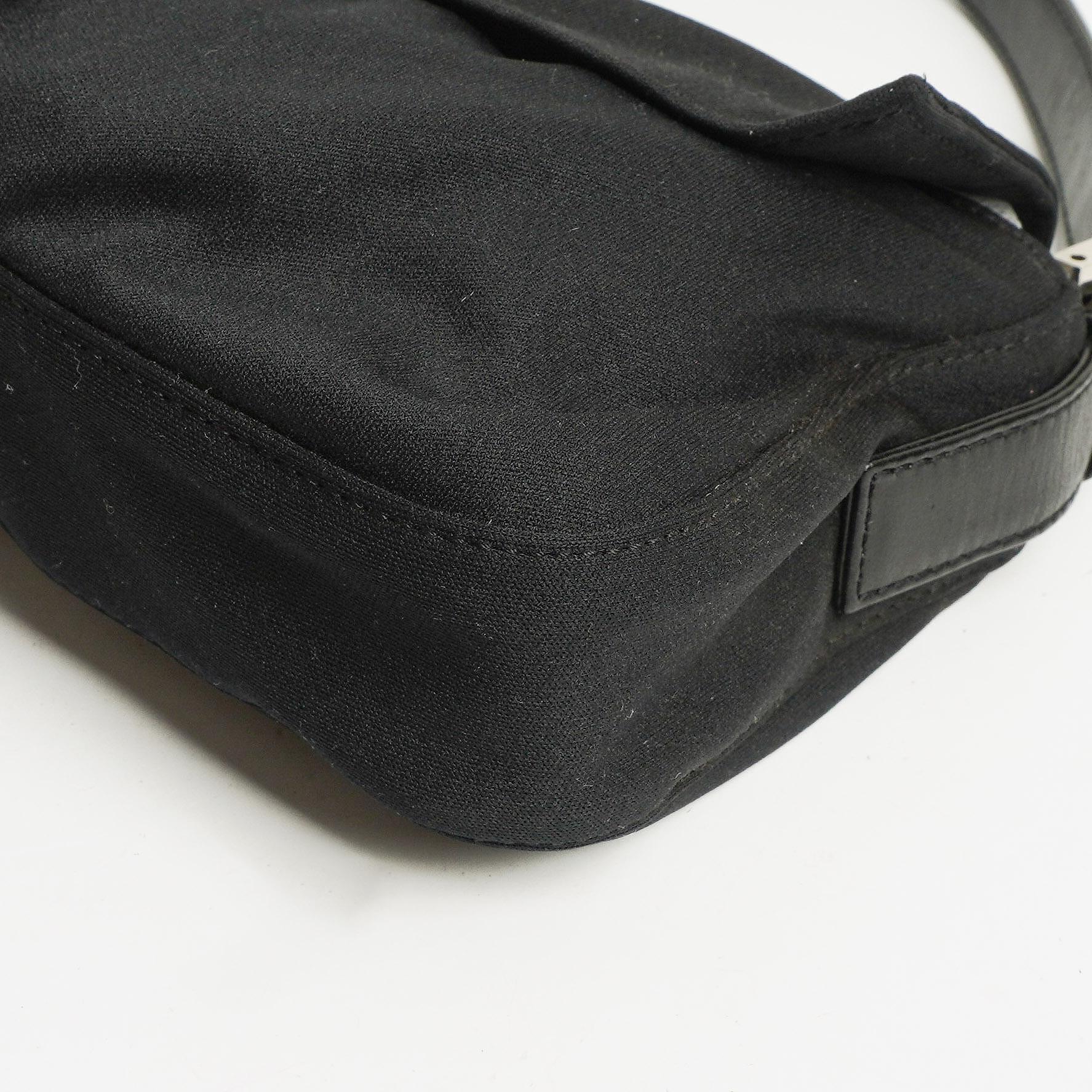 Fendi Baguette Schultertasche aus schwarzem Neopren