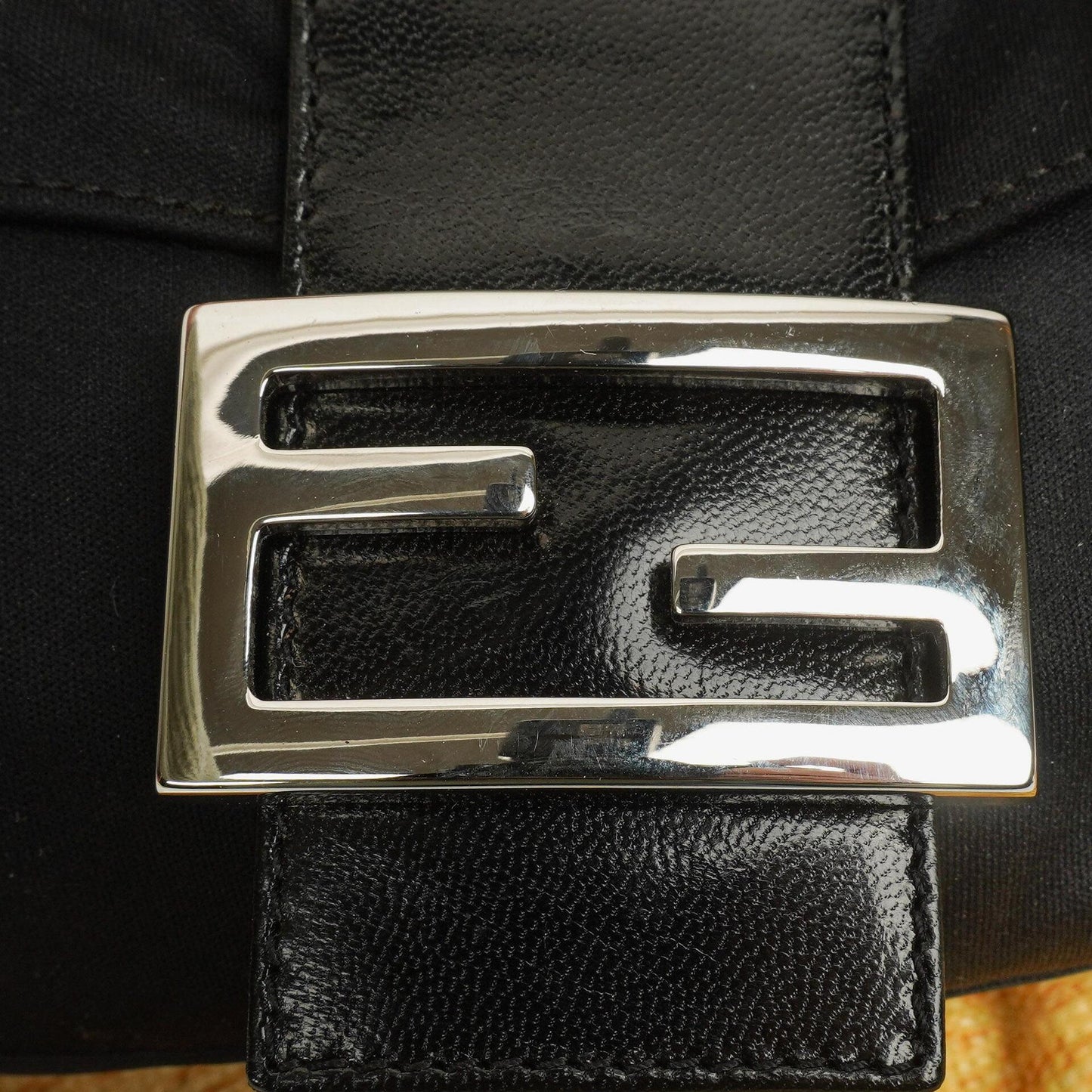 Fendi Baguette Schultertasche aus schwarzem Neopren