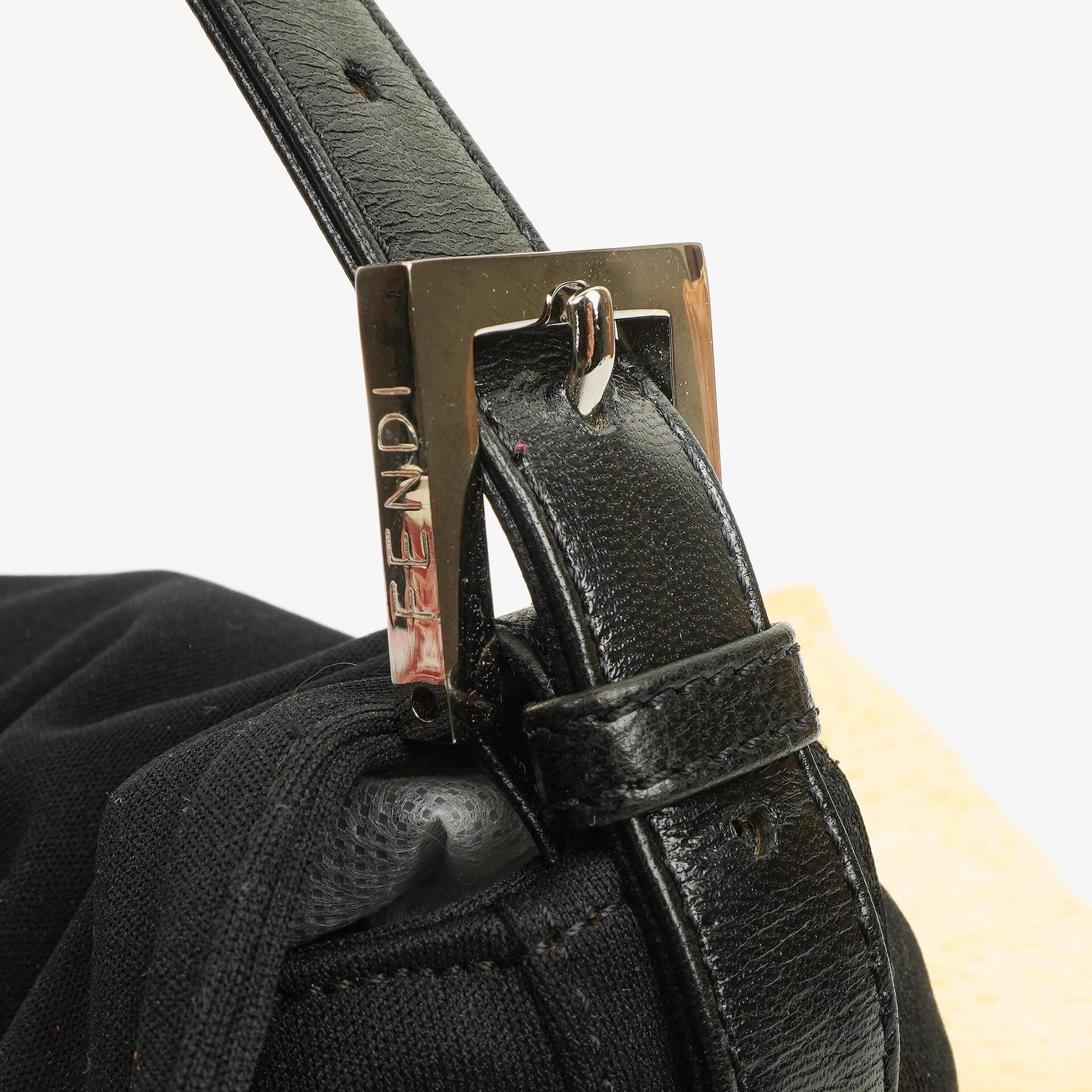 Fendi Baguette Schultertasche aus schwarzem Neopren