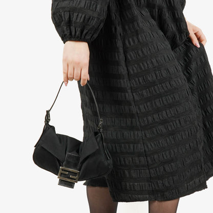 Fendi Baguette Schultertasche aus schwarzem Neopren