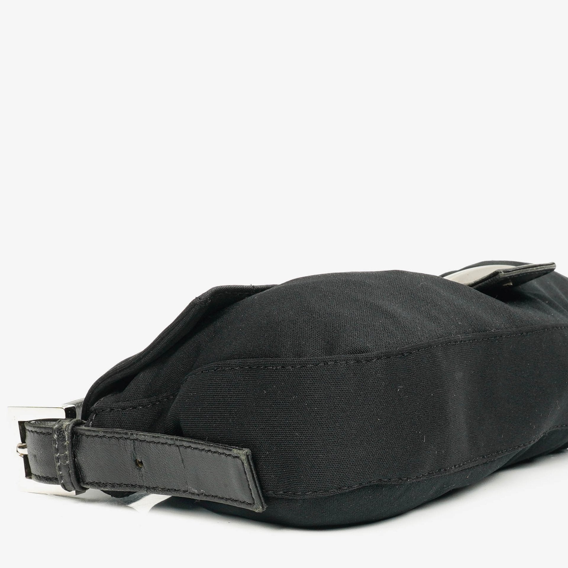 Fendi Baguette Schultertasche aus schwarzem Neopren