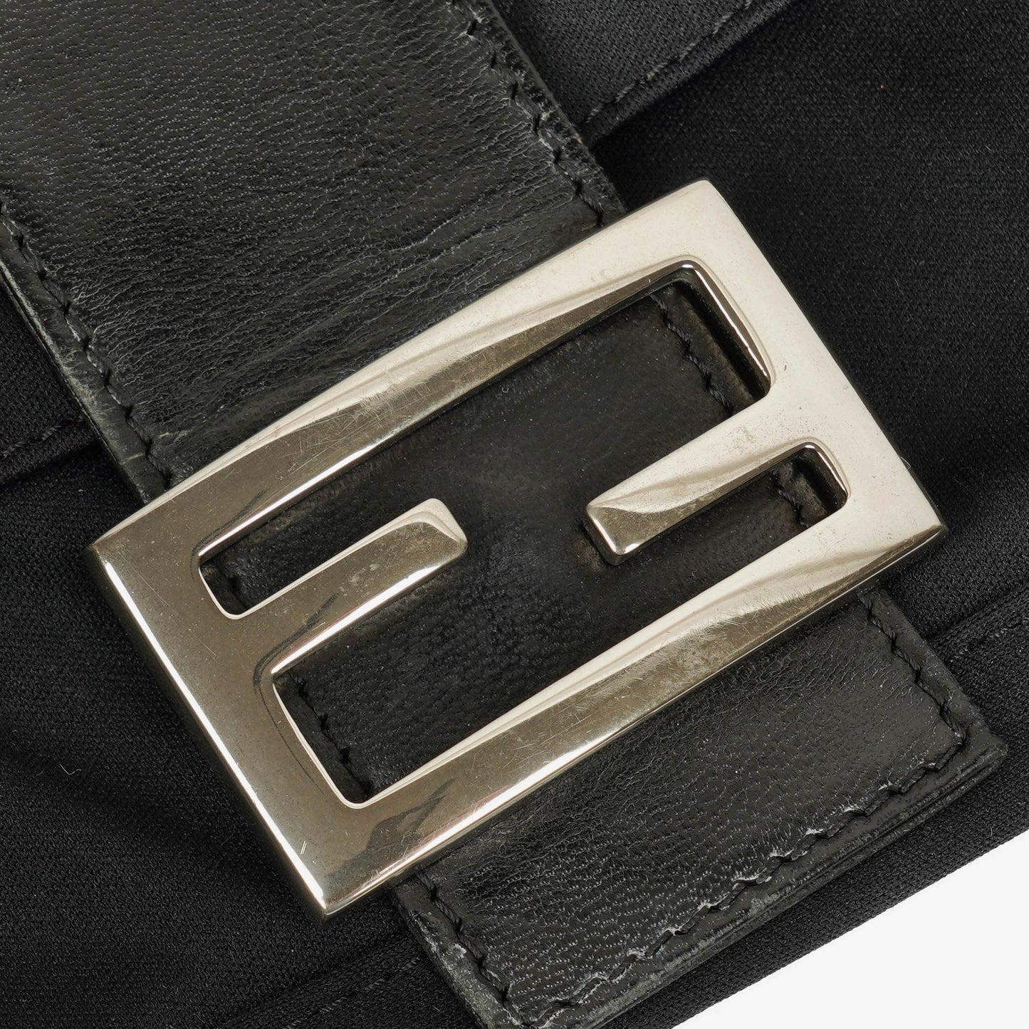 Fendi Baguette Schultertasche aus schwarzem Neopren