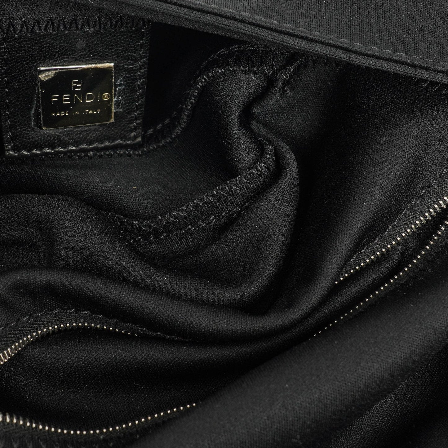 Fendi Baguette Schultertasche aus schwarzem Neopren