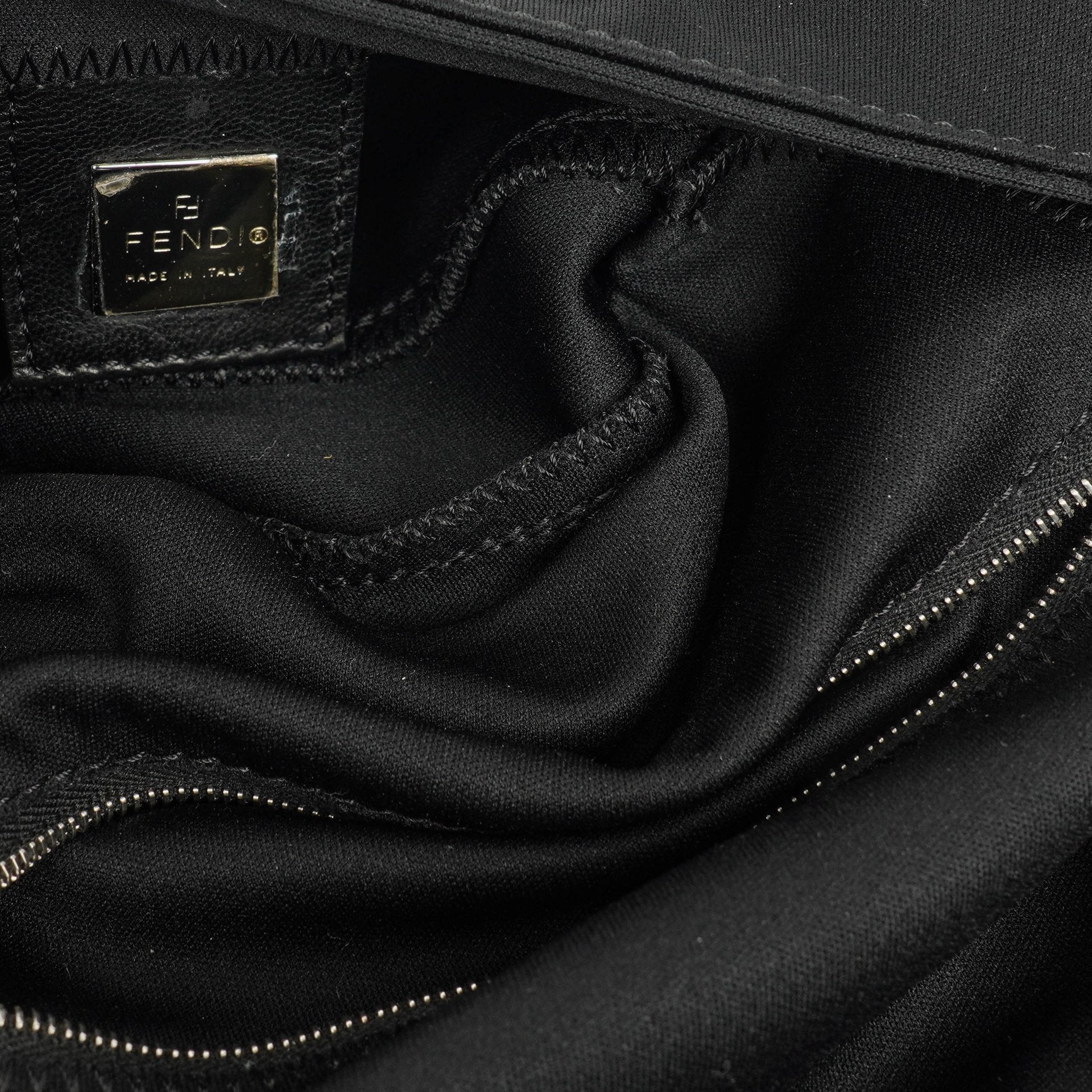Fendi Baguette Schultertasche aus schwarzem Neopren