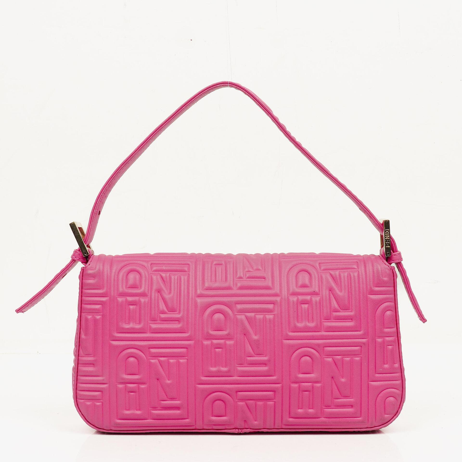 Fendi Baguette Schultertasche aus Nappa in Logo/Fuxia