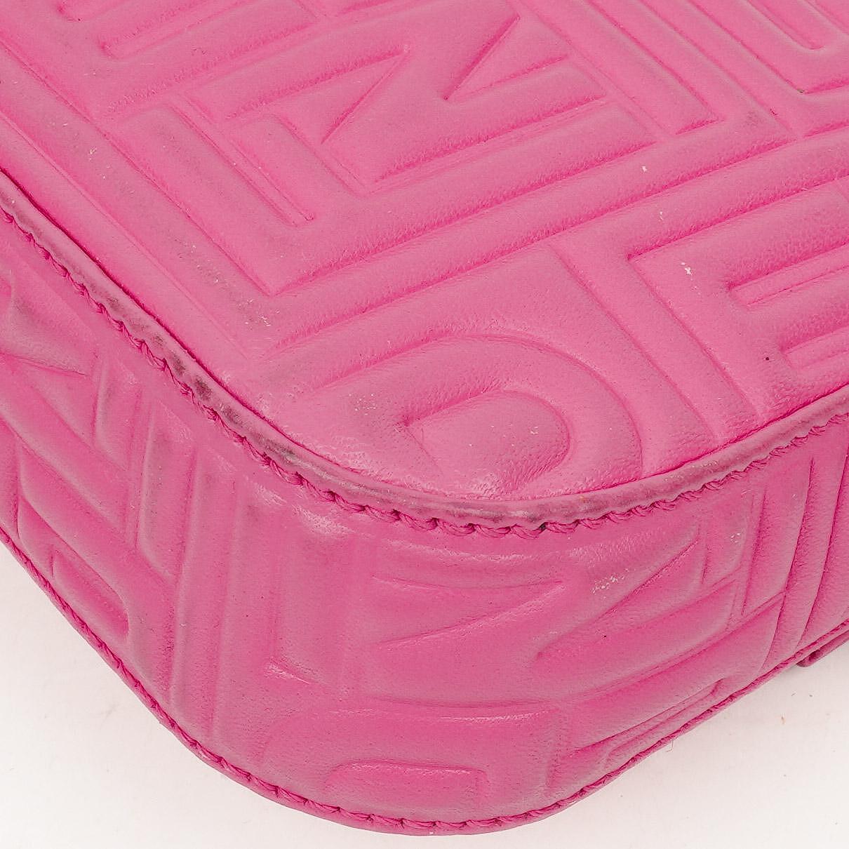 Fendi Baguette Schultertasche aus Nappa in Logo/Fuxia