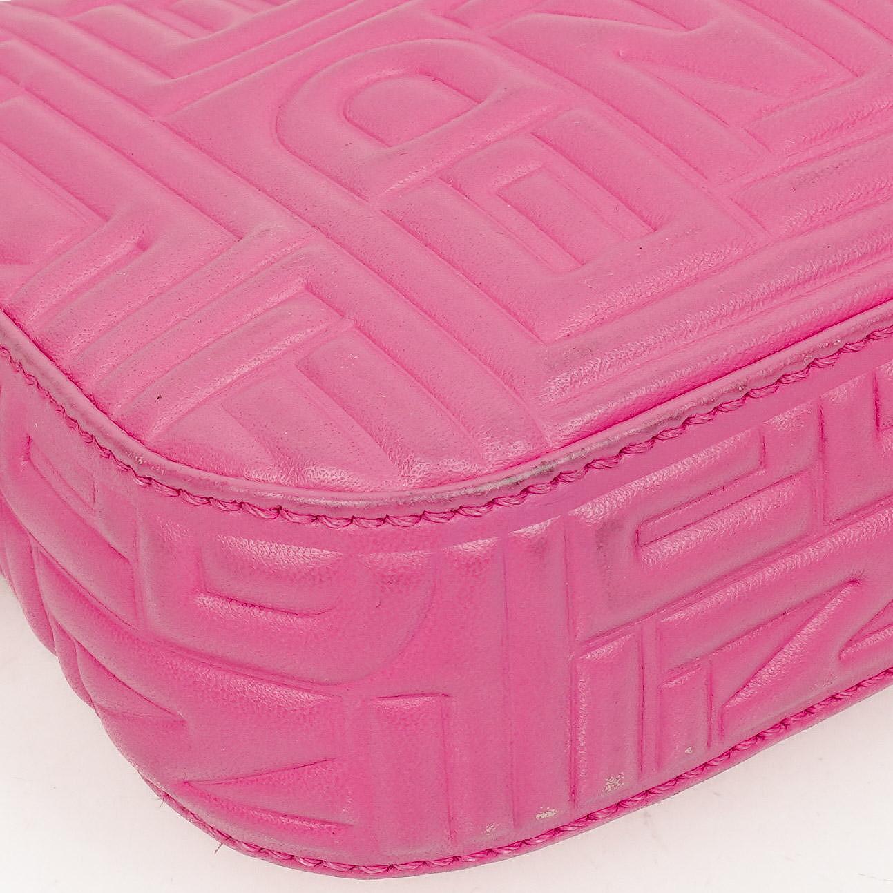 Fendi Baguette Schultertasche aus Nappa in Logo/Fuxia