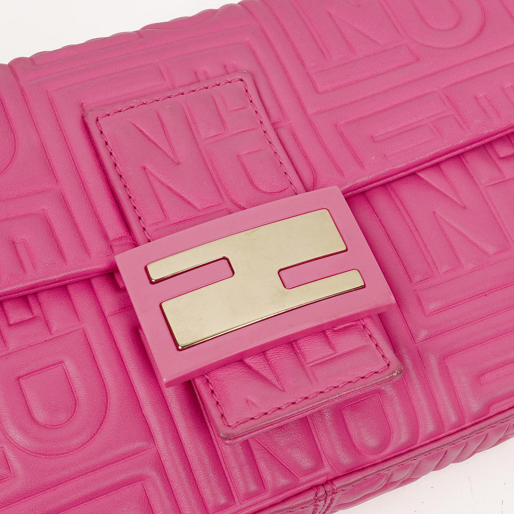 Fendi Baguette Schultertasche aus Nappa in Logo/Fuxia