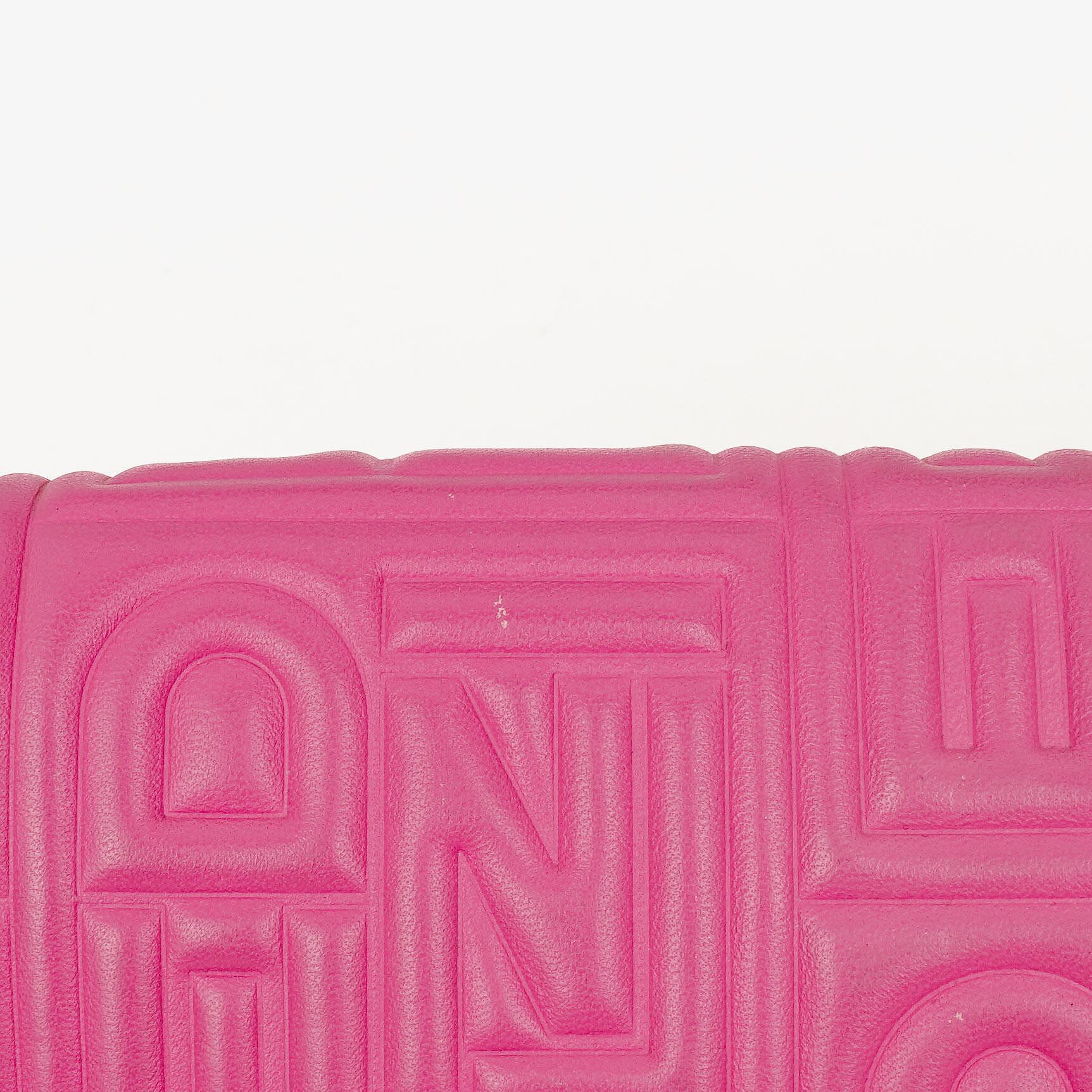 Fendi Baguette Schultertasche aus Nappa in Logo/Fuxia