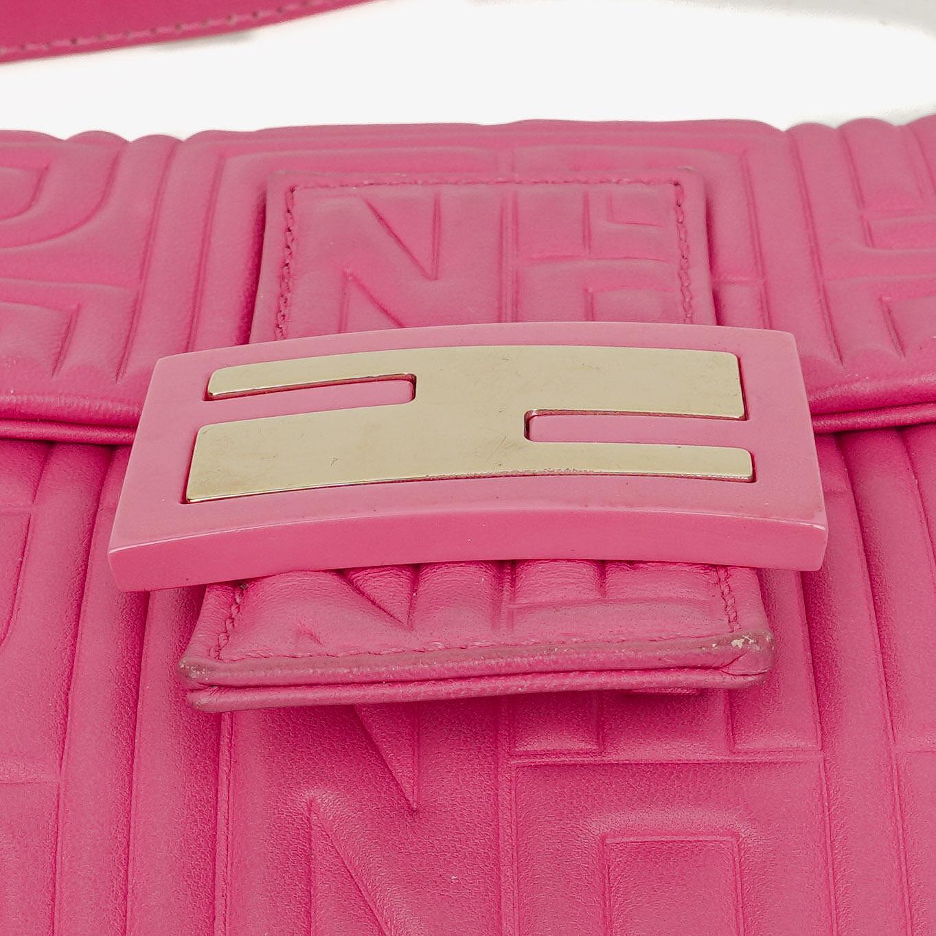 Fendi Baguette Schultertasche aus Nappa in Logo/Fuxia