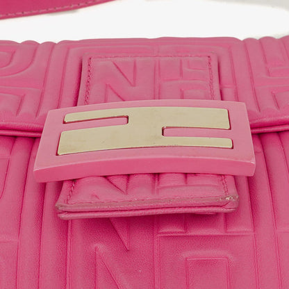 Fendi Baguette Schultertasche aus Nappa in Logo/Fuxia