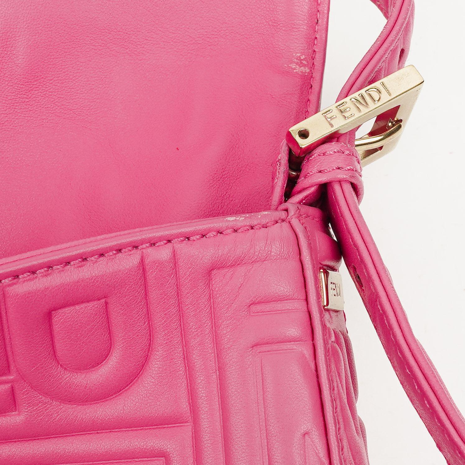 Fendi Baguette Schultertasche aus Nappa in Logo/Fuxia