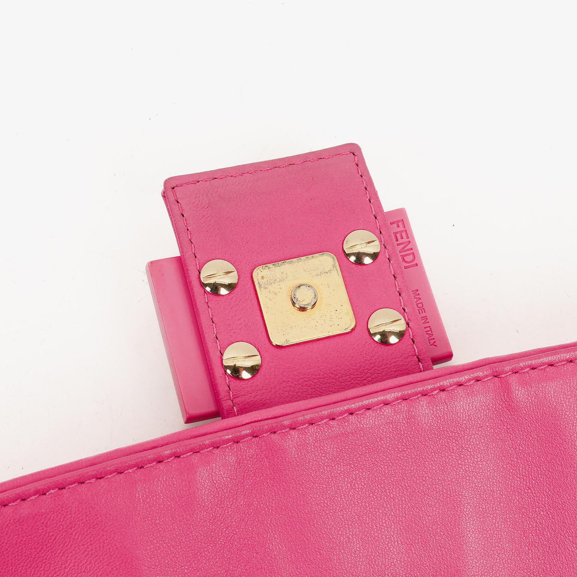 Fendi Baguette Schultertasche aus Nappa in Logo/Fuxia