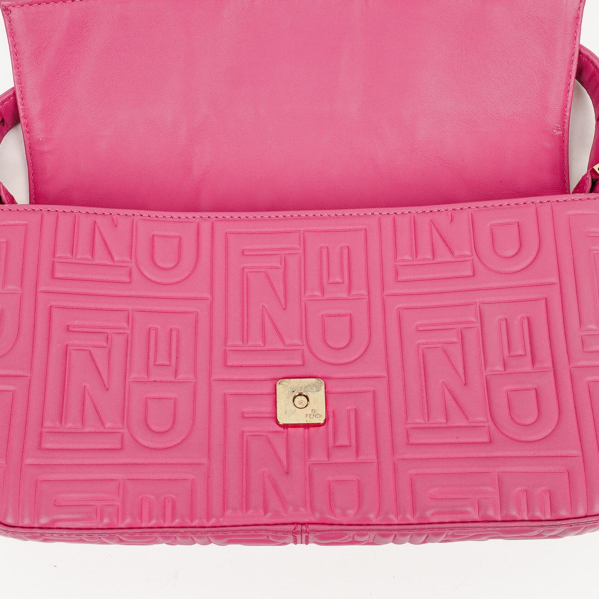 Fendi Baguette Schultertasche aus Nappa in Logo/Fuxia