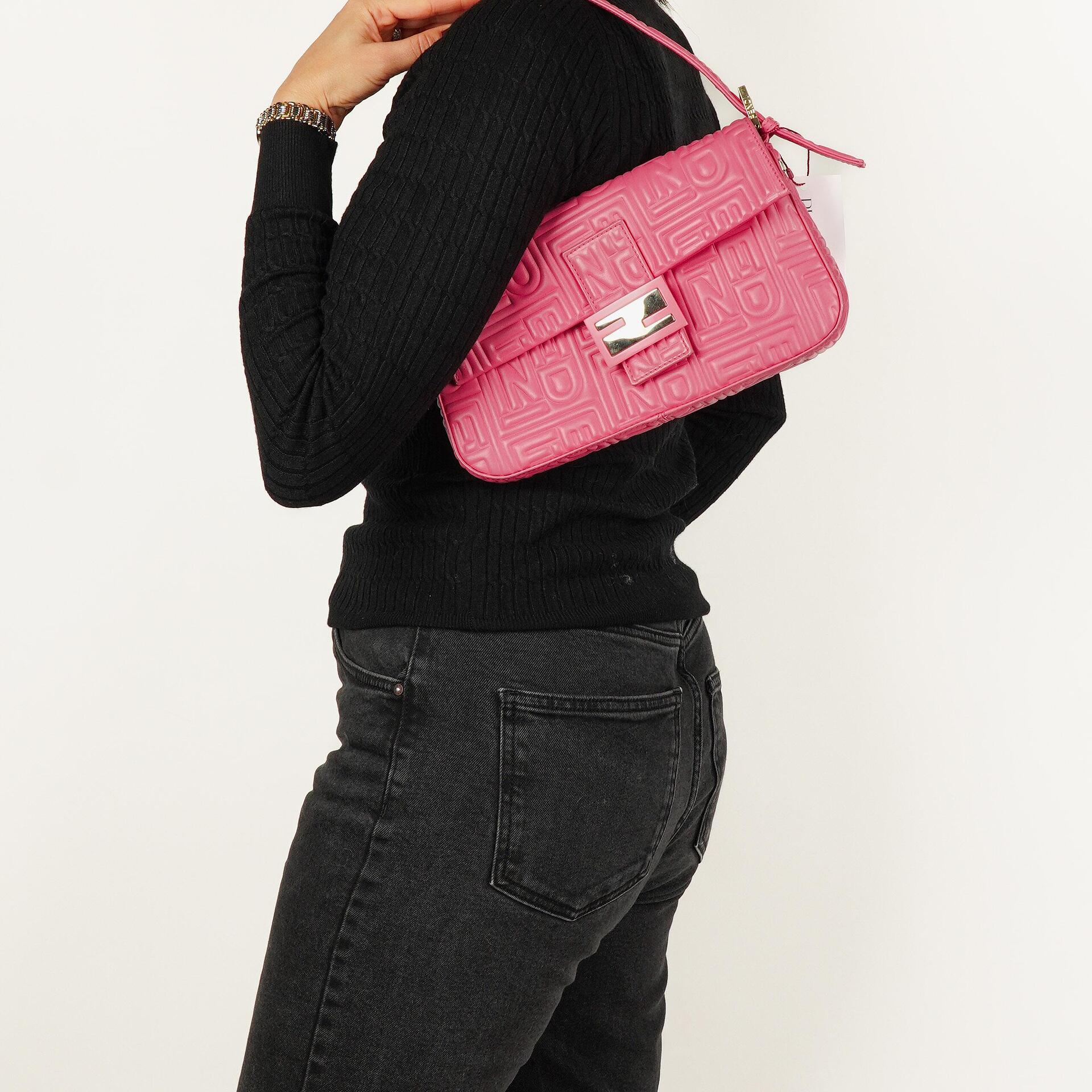 Fendi Baguette Schultertasche aus Nappa in Logo/Fuxia
