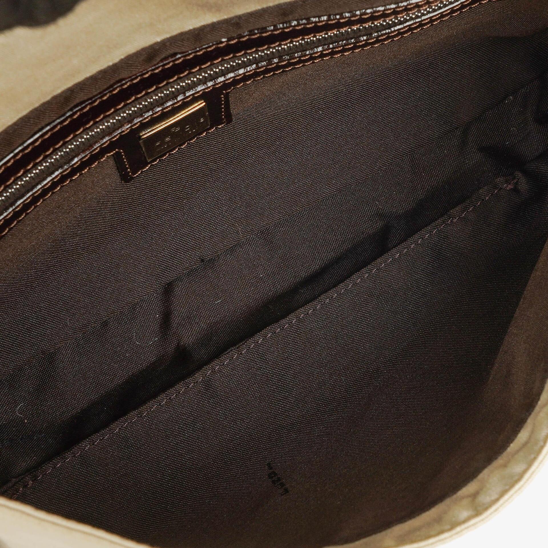 Fendi Baguette Schultertasche in neutraler Farbe