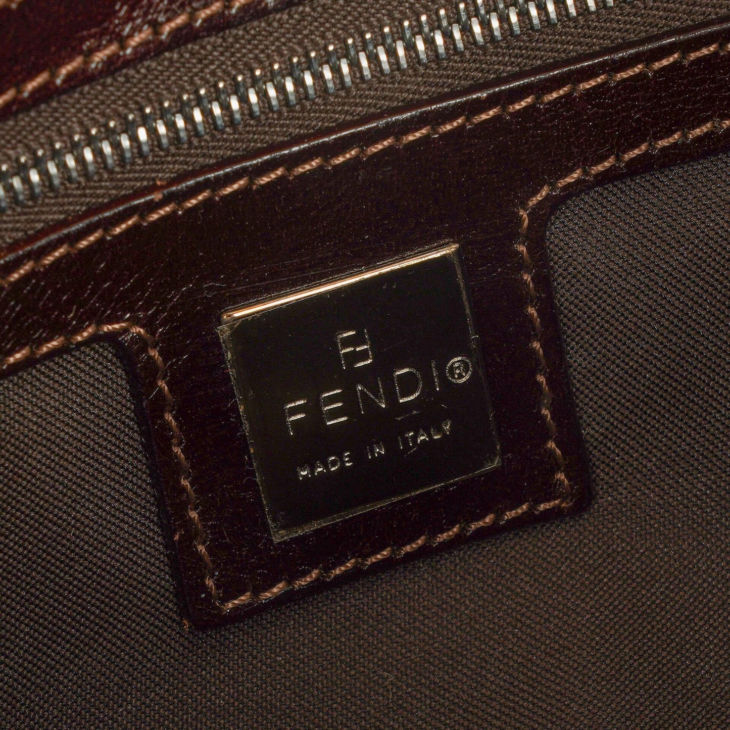 Fendi Baguette Schultertasche in neutraler Farbe