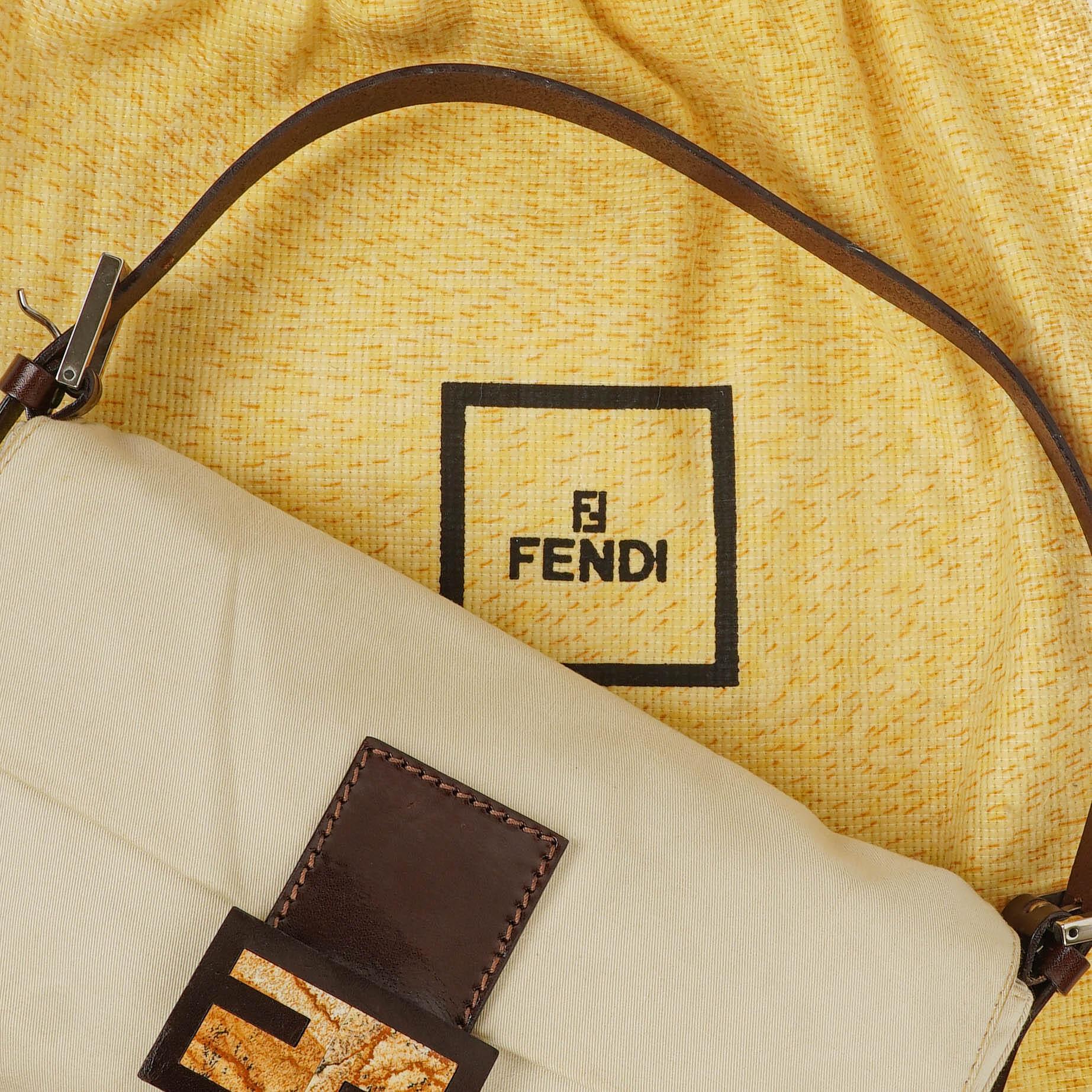 Fendi Baguette Schultertasche in neutraler Farbe