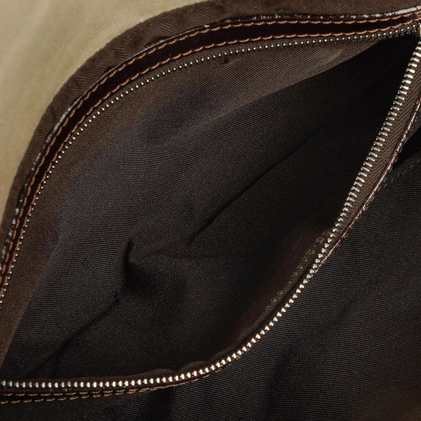 Fendi Baguette Schultertasche in neutraler Farbe