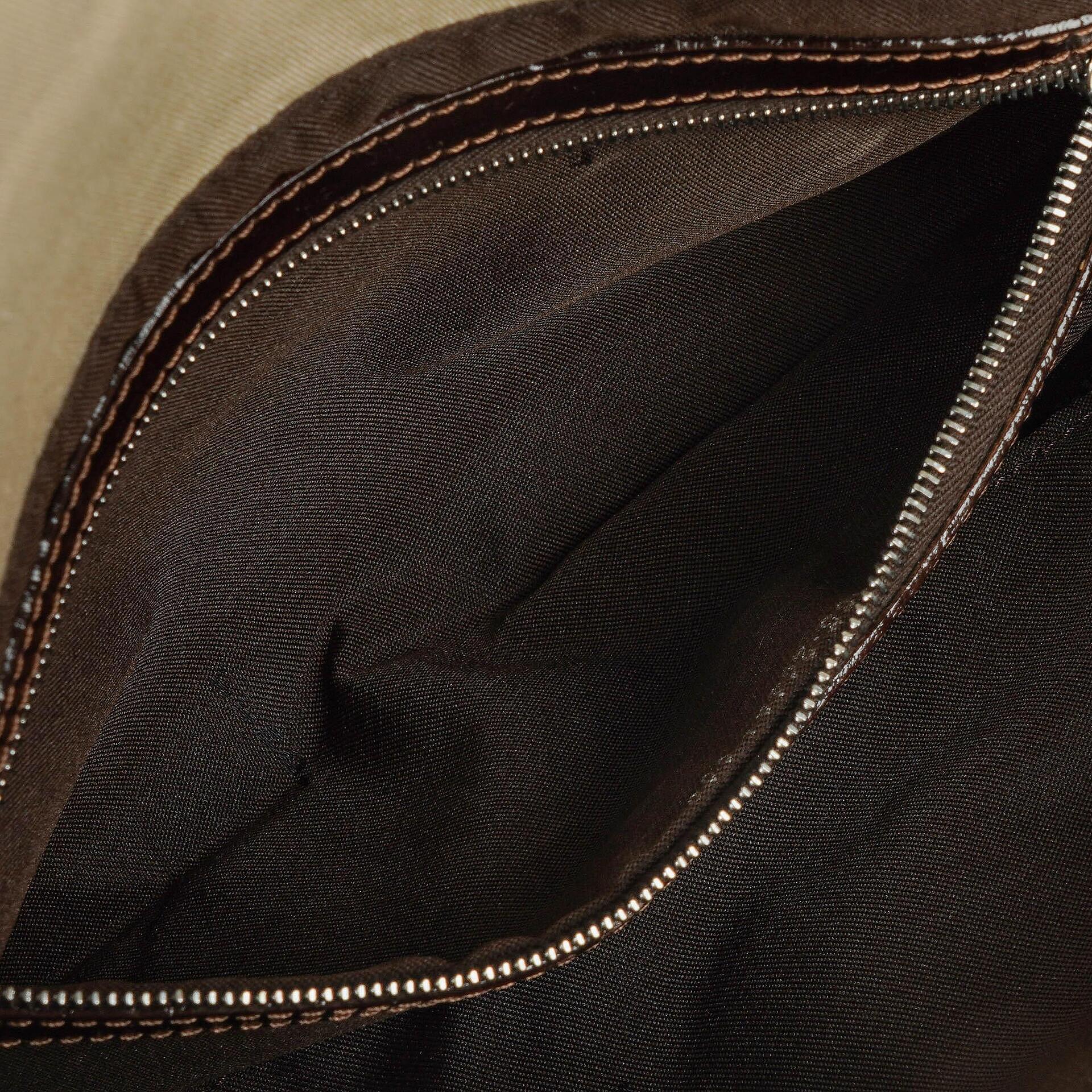 Fendi Baguette Schultertasche in neutraler Farbe