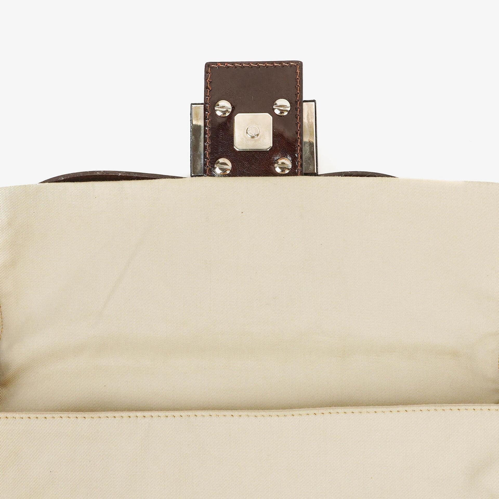 Fendi Baguette Schultertasche in neutraler Farbe