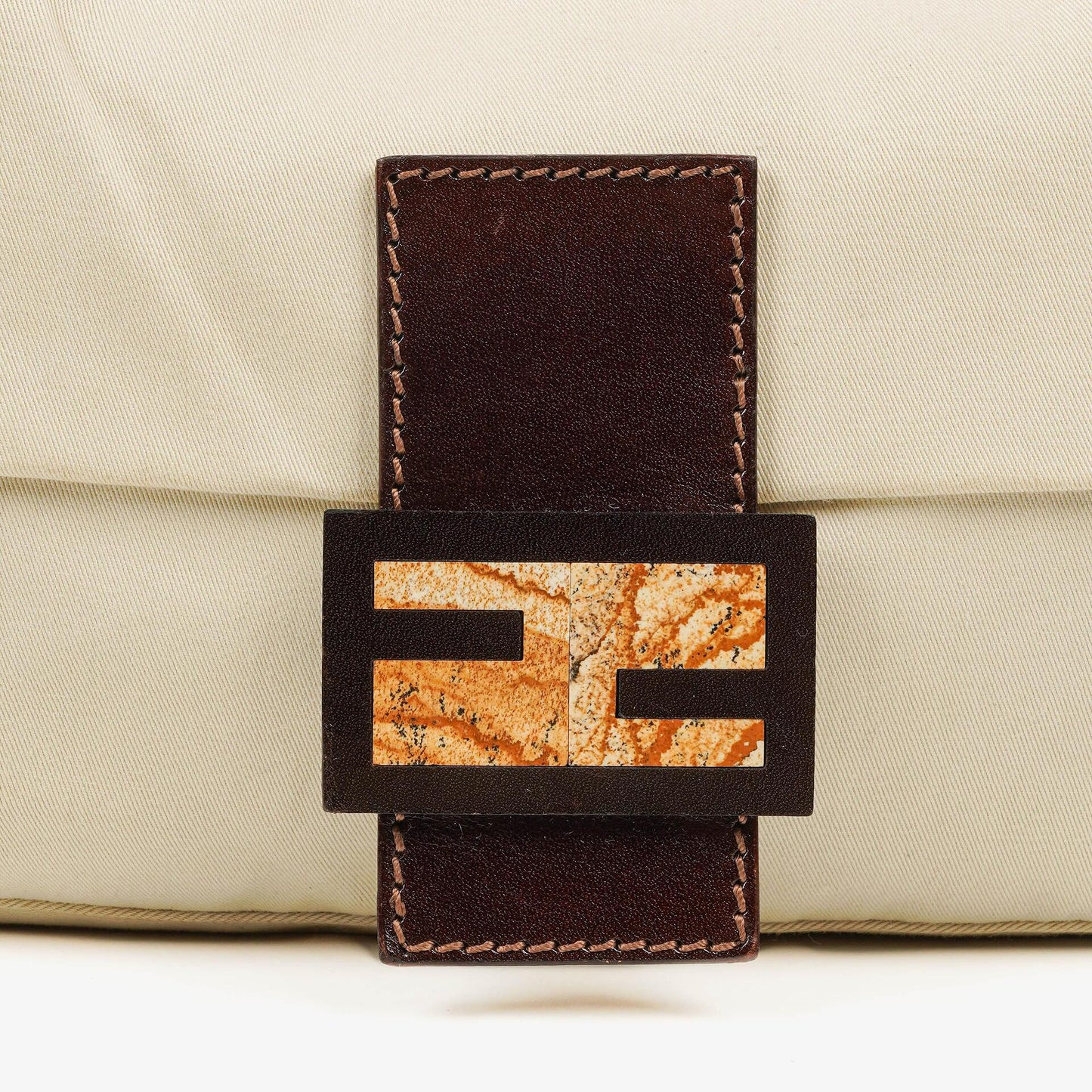Fendi Baguette Schultertasche in neutraler Farbe