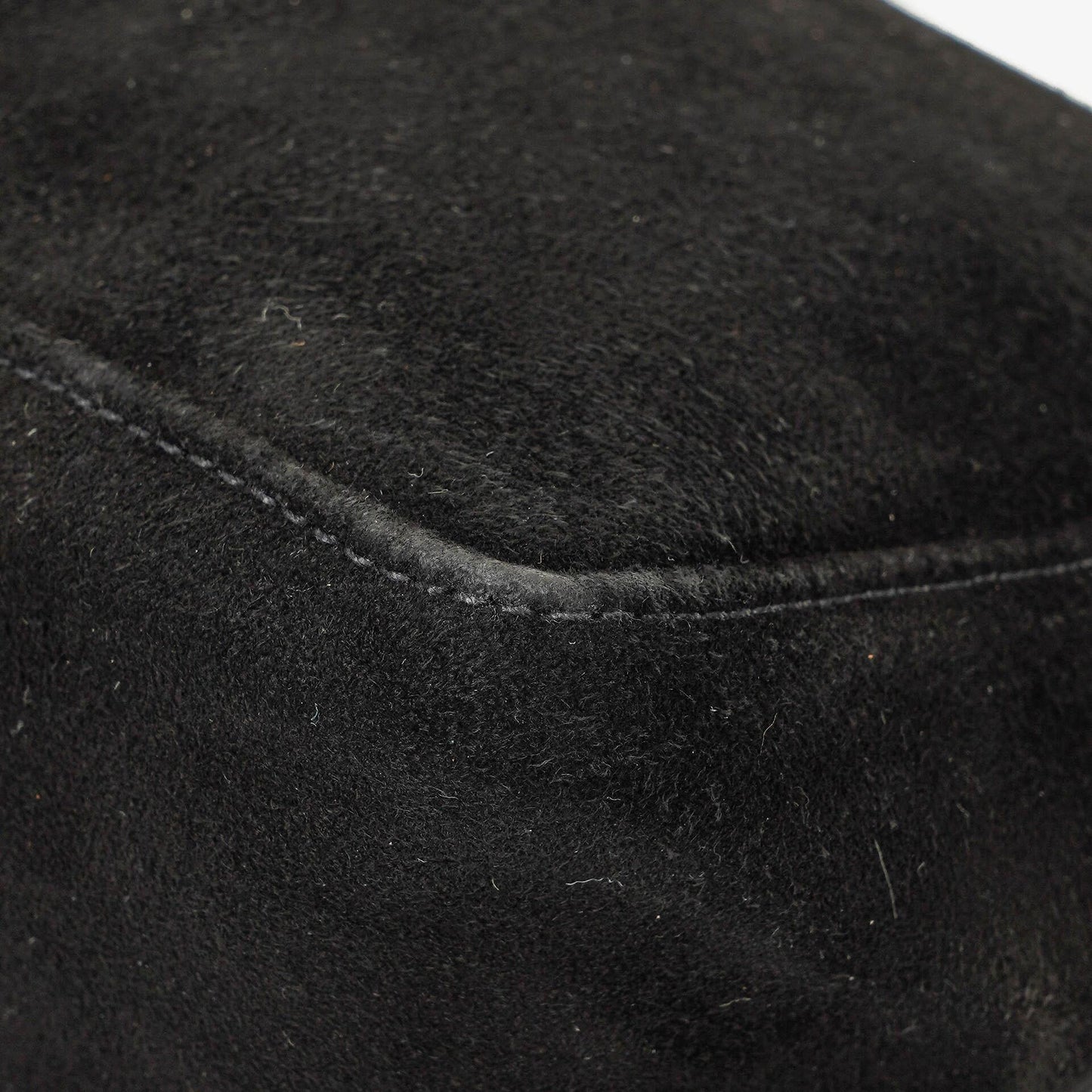 Fendi Kleine Hobo Tasche aus schwarzem Wildleder