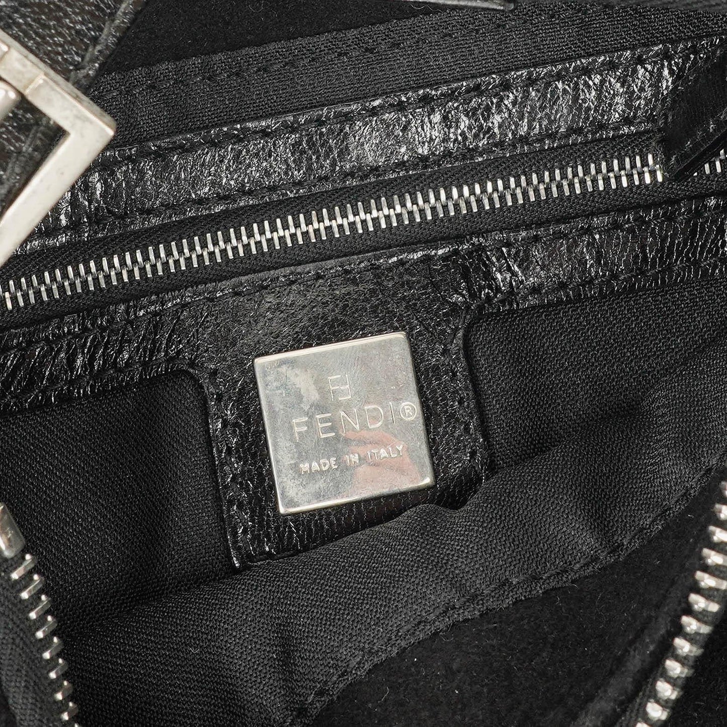 Fendi Kleine Hobo Tasche aus schwarzem Wildleder