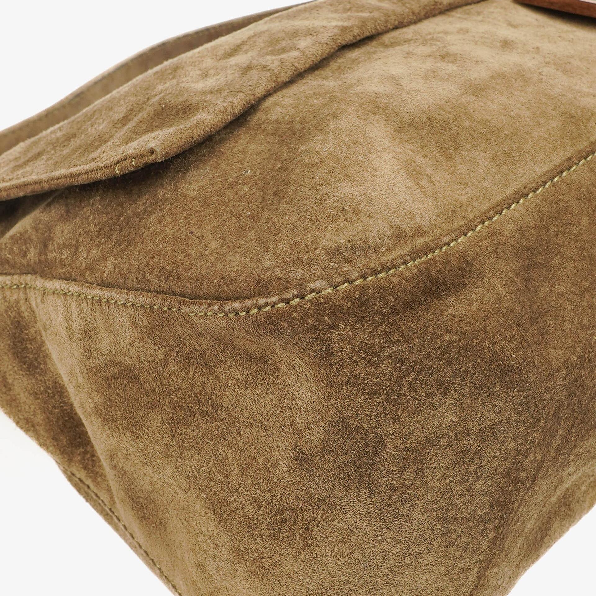 Fendi Große Mama Baguette Schultertasche aus Wildleder