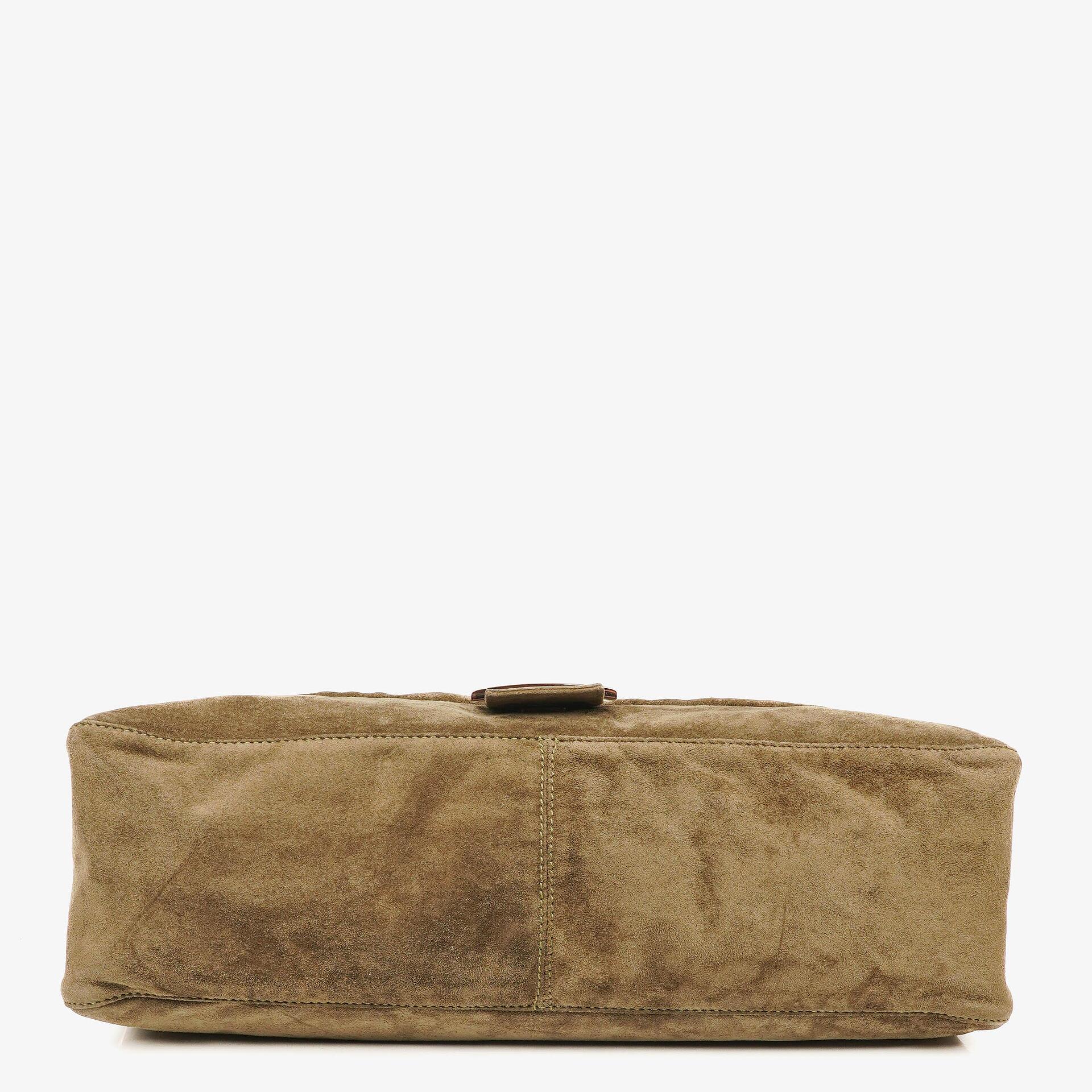 Fendi Große Mama Baguette Schultertasche aus Wildleder