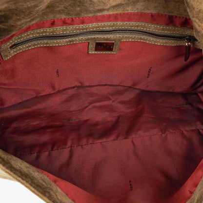 Fendi Große Mama Baguette Schultertasche aus Wildleder