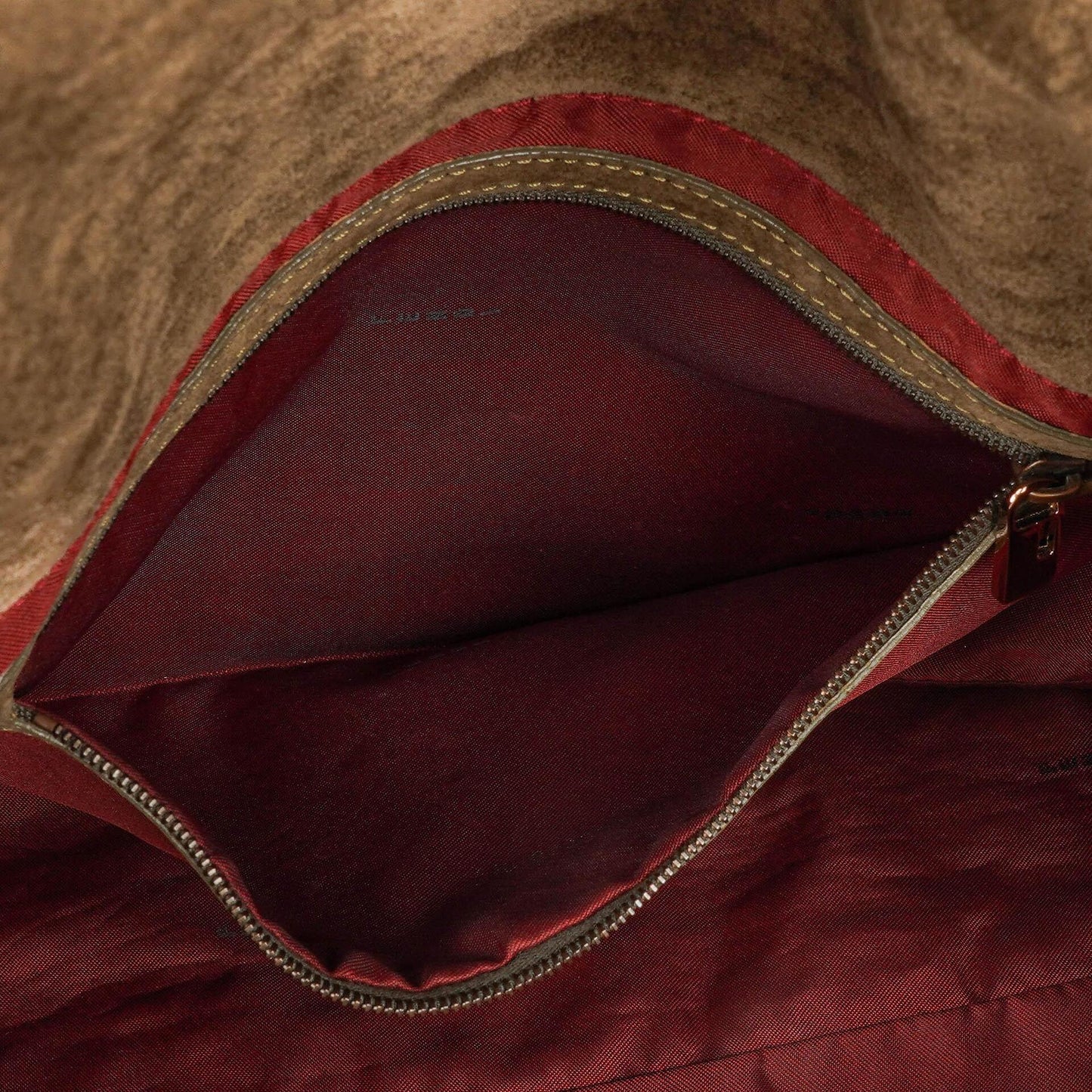 Fendi Große Mama Baguette Schultertasche aus Wildleder
